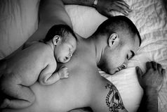 В интернете много фотографий, где папа и малыш спят в одинаковых позах. А вы видели такие фото с мамой? Нет! Потому что мамы не спят!