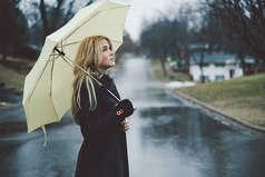 В любой ситуации выбор всегда за вами. Вы либо гуляете под дождем, либо просто под ним мокнете.