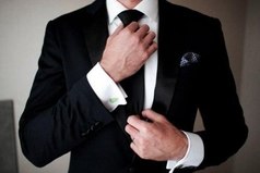 Белая рубашка, черный галстук и черный пиджак - этот образ никогда не скучен и не банален, если дополняется мужской харизмой.