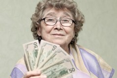 Пенсионерка, ограбив банк, взяла только 5300 рублей, потому что о существовании большей суммы она не знает.