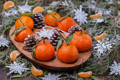Зима обнимает меня снежинками, соблазняет мандаринками, толкает на гастрономические преступления за новогодним столом!  