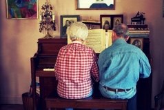 Семейная пара играет на фортепиано в четыре руки. Они вместе уже 72 года. И они достойны твоего лайка.