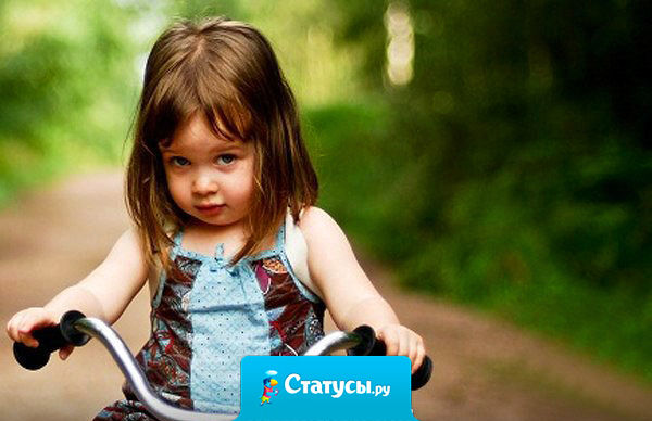 Только русская женщина может залезать в автобус,  держа в одной руке несколько сумок, а в другой ребенка на велосипеде!