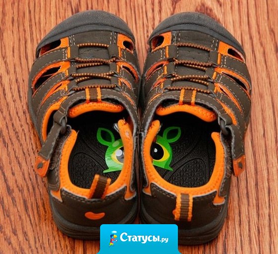 Чтобы дети не путали, какой ботинок правый, а какой — левый, можно разрезать наклейку пополам и приклеить половинки внутри обуви.